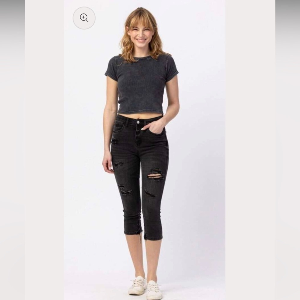 Judy Blue Dark grey/black Distressed capri jeans size 7/28.